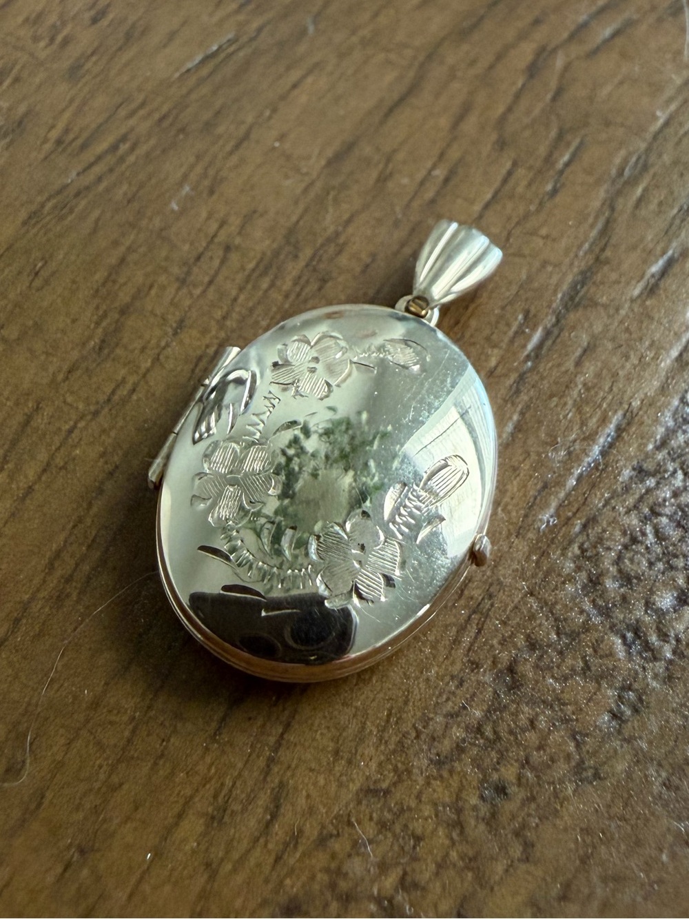 Vintage 14k Floral Engraved Oval Locket Pendant - Gold